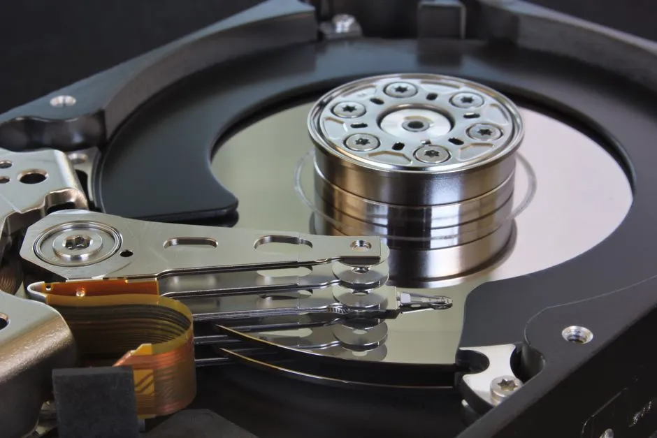 Moving Proxmox VM disks between storage pools
